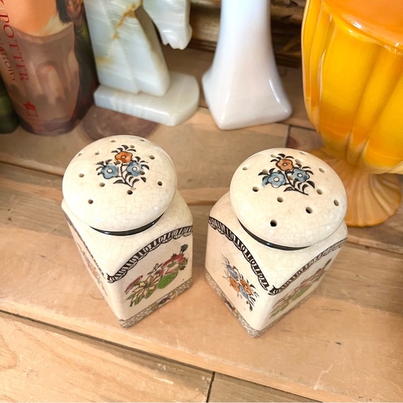Vintage Japan Oversized Salt & Pepper Spice Shakers No Plugs - Picture 3 of 4